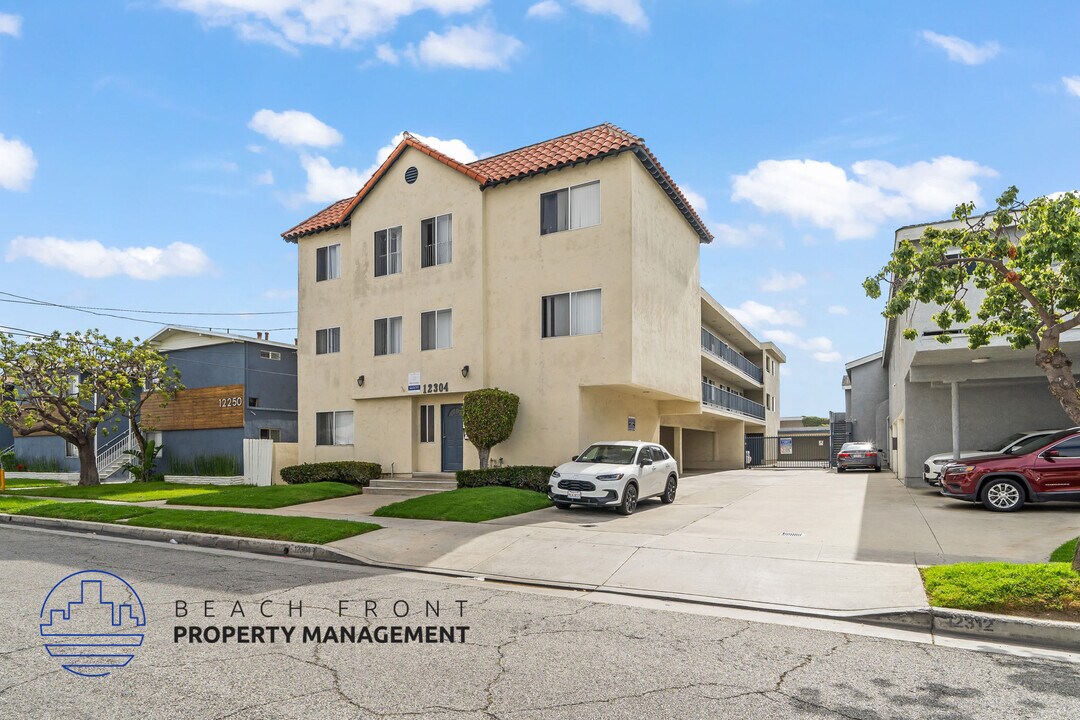 12304 Grevillea Ave. in Hawthorne, CA - Foto de edificio