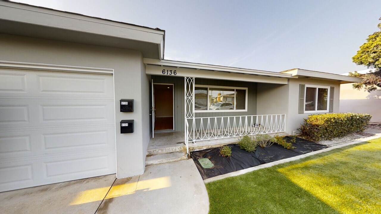 6134 Mary Ln Dr in San Diego, CA - Building Photo