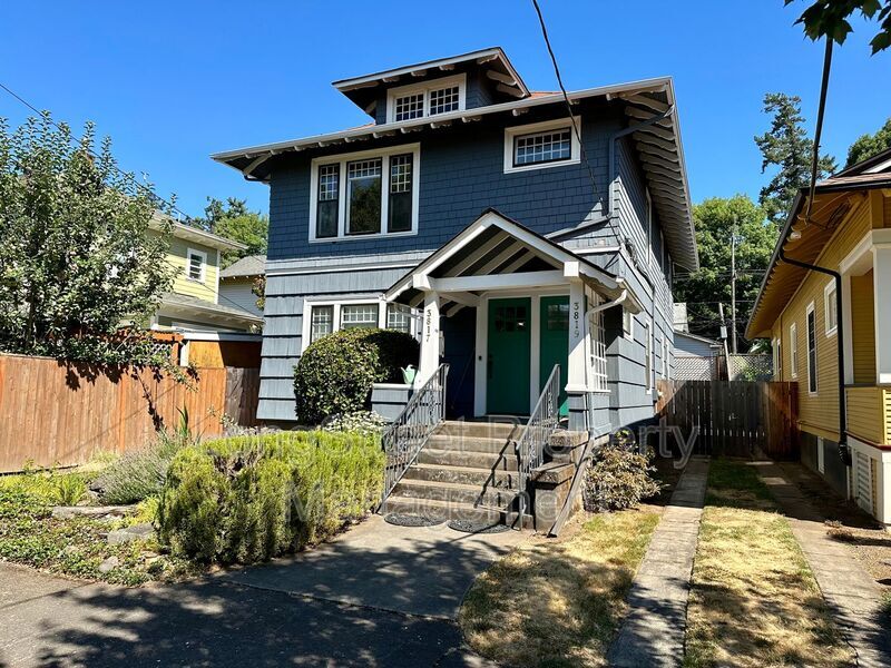 3817 SE Washington St in Portland, OR - Building Photo