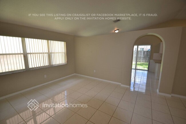 1365 SW 106th Ave in Pembroke Pines, FL - Foto de edificio - Building Photo