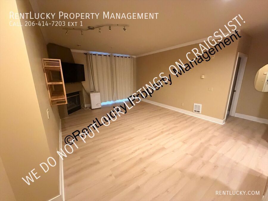 4031 Aurora Ave N in Seattle, WA - Building Photo