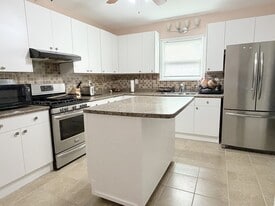 207 Kathleen Ave in Sarnia, ON - Building Photo