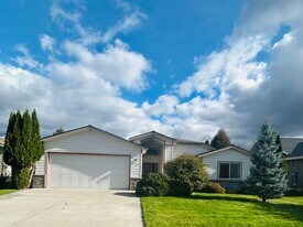 117 Palmer Dr in Kalispell, MT - Building Photo