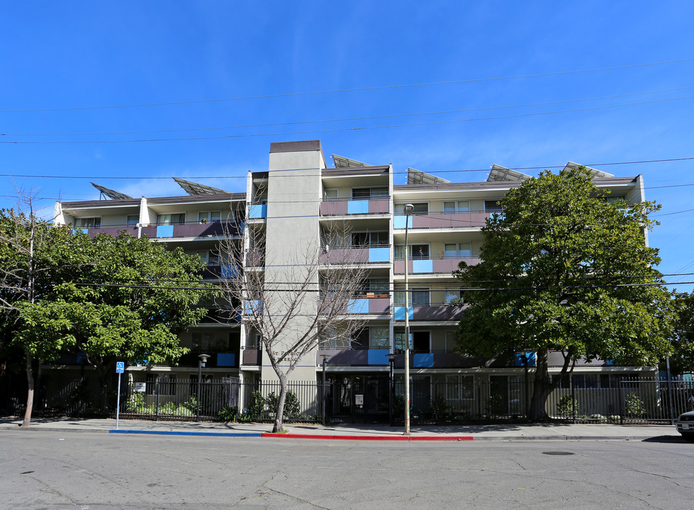 St. Patrick's Terrace in Oakland, CA - Foto de edificio