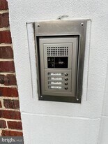 256 N Thomas St in Arlington, VA - Building Photo