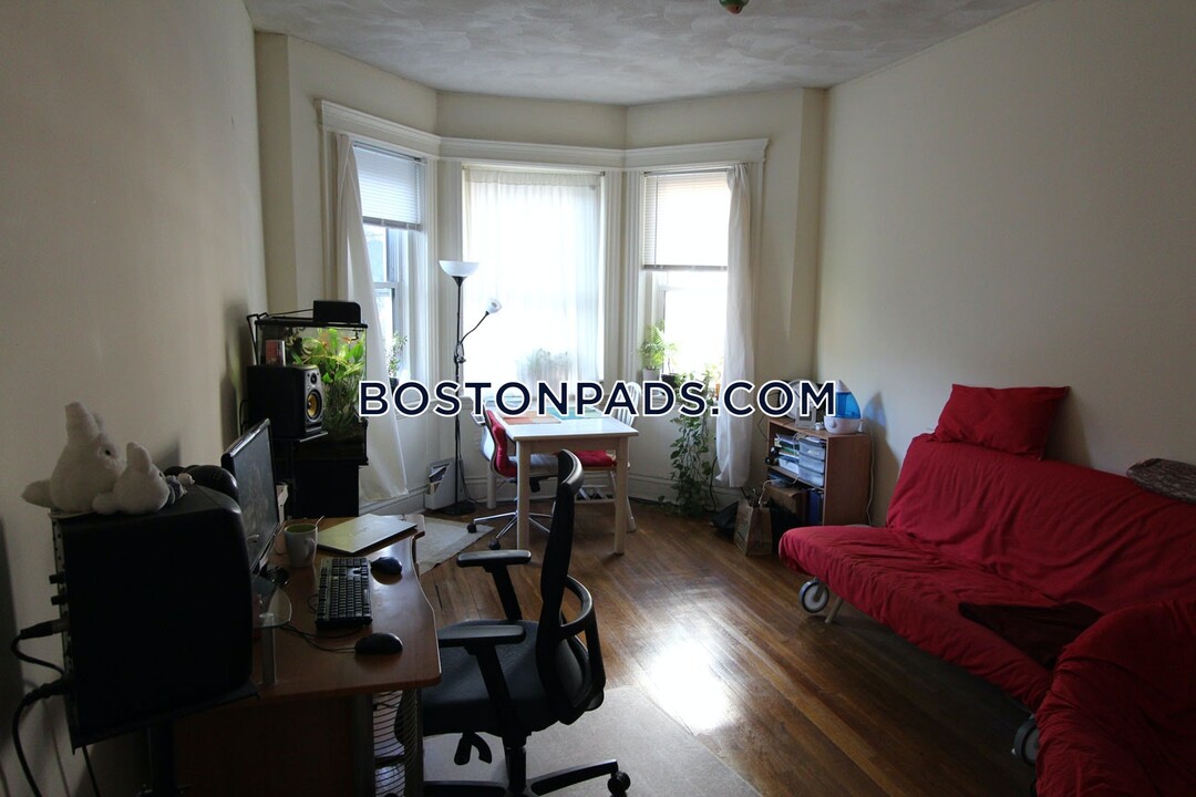 109 Queensberry St in Boston, MA - Building Photo