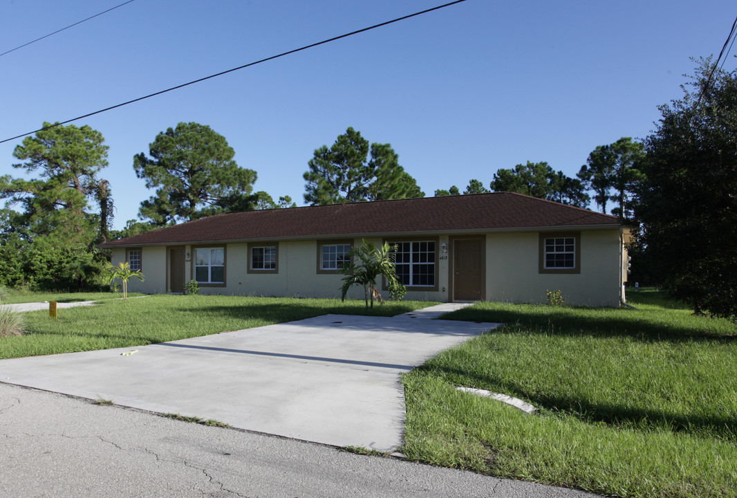 4612 Douglas Ln in Lehigh Acres, FL - Foto de edificio