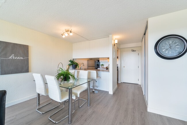 West Edmonton Village in Edmonton, AB - Building Photo - Building Photo