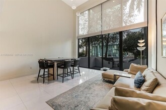 6000 Collins Ave, Unit 112 in Miami Beach, FL - Foto de edificio - Building Photo