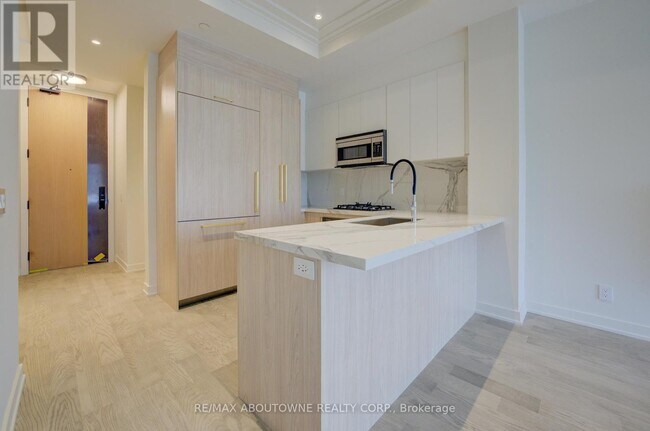 123 Maurice Dr in Oakville, ON - Building Photo - Building Photo