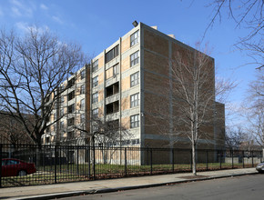 Potomac Gardens Apartments in Washington, DC - Foto de edificio - Building Photo