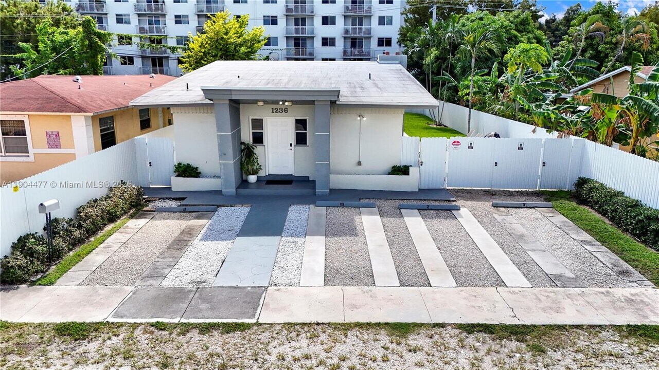 1236 NE 109th St in Miami, FL - Building Photo