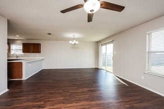 533 Hearthstone Dr in Lancaster, TX - Building Photo - Building Photo