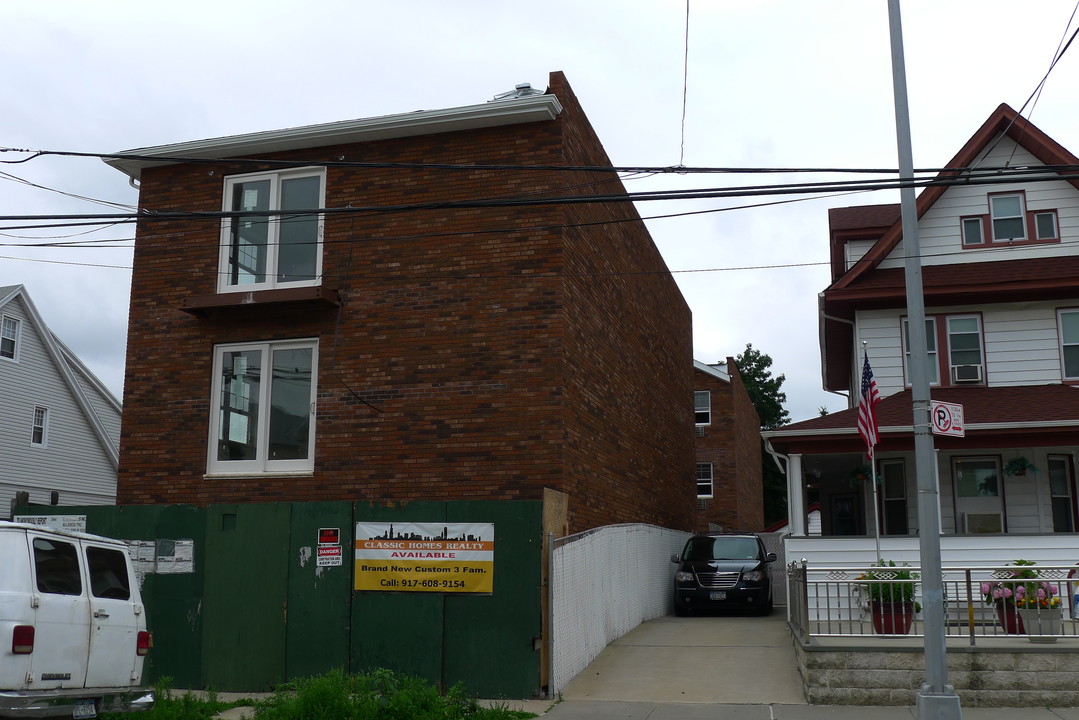 90-18 176th St in Jamaica, NY - Building Photo