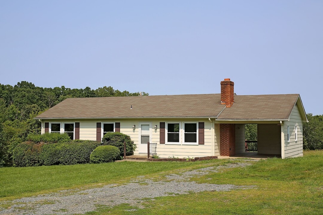 6309 Jefferson Mill Rd in Scottsville, VA - Building Photo