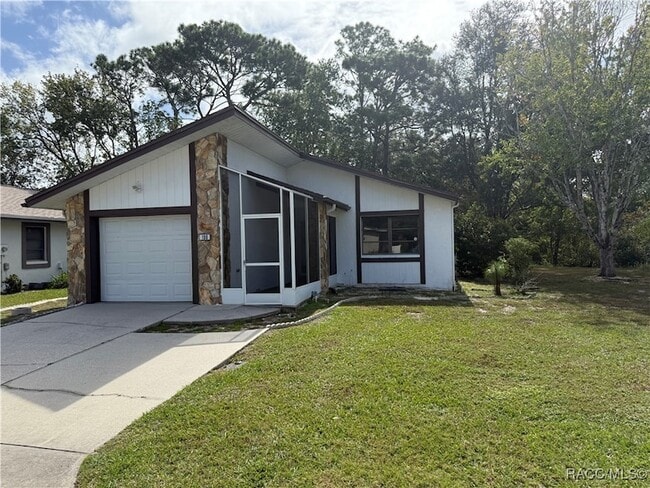 100 Chinaberry Cir in Homosassa, FL - Building Photo - Building Photo