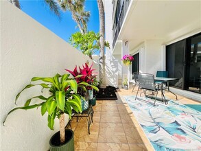 3792 NE Ocean Blvd in Jensen Beach, FL - Foto de edificio - Building Photo