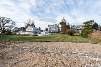 624 Vineyard Point Rd in Guilford, CT - Building Photo - Building Photo