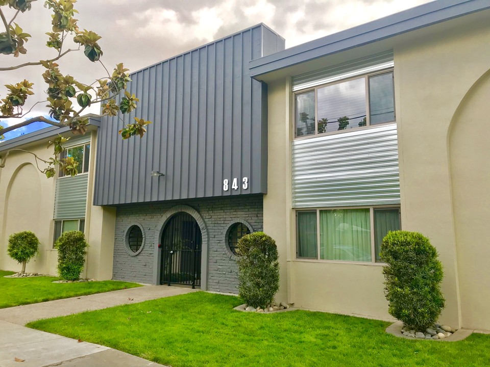 Yosemite Court Apartments in Stockton, CA - Building Photo