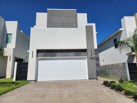 7506 Cresta Bella St in Laredo, TX - Building Photo