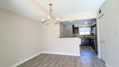9463 Bay Colony Dr in Des Plaines, IL - Building Photo - Building Photo