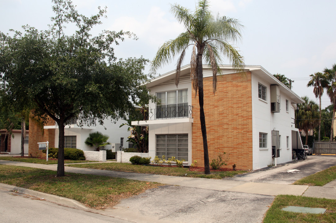 Cecile in Tampa, FL - Foto de edificio