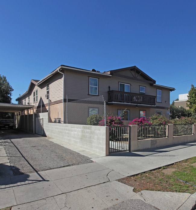 126 S Avenue 55 in Los Angeles, CA - Foto de edificio - Building Photo