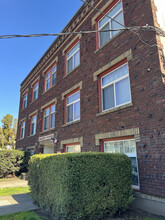 Laurelhurst Apartments in Portland, OR - Building Photo - Building Photo