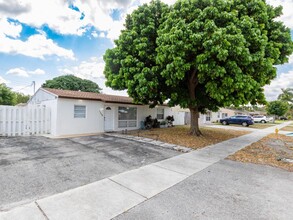 1398 SW 47th Ter in Fort Lauderdale, FL - Foto de edificio - Building Photo