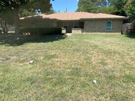 1017 Mullins St in Irving, TX - Building Photo
