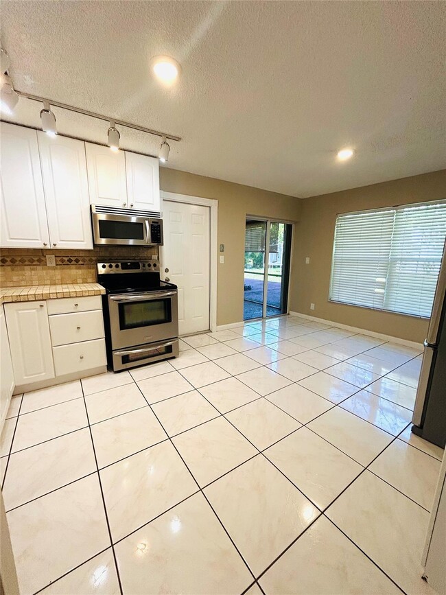 1470 NW 93rd Ter in Coral Springs, FL - Foto de edificio - Building Photo