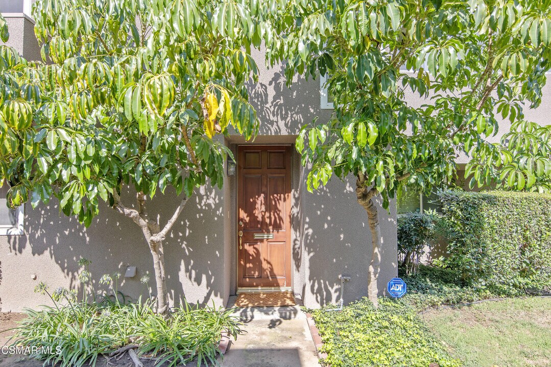 18134 Killion St in Los Angeles, CA - Building Photo