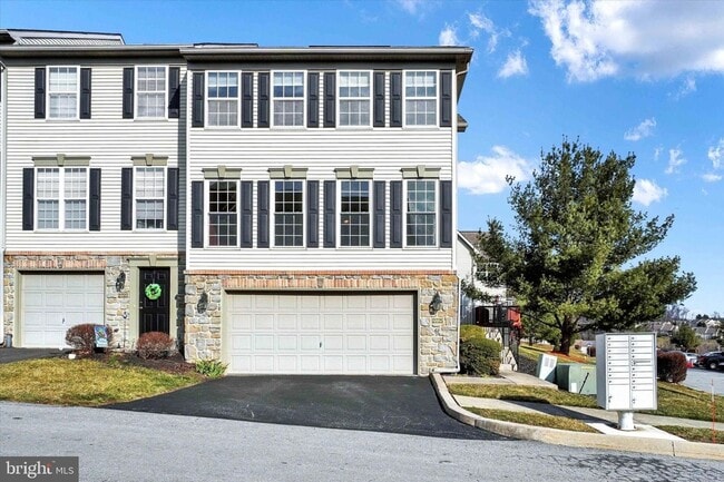 2725 Hunt Club Dr in York, PA - Building Photo - Building Photo