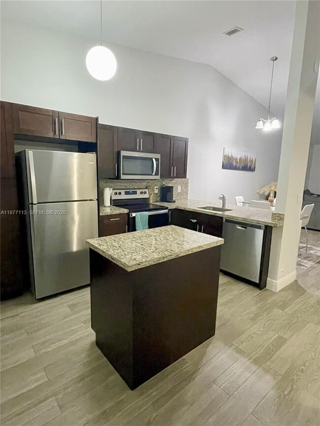 6735 NW 193rd Ln in Hialeah, FL - Building Photo - Building Photo