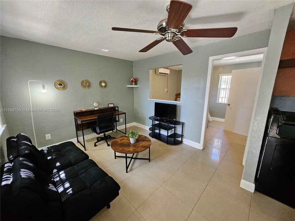 279 SW 8th St in Dania Beach, FL - Building Photo