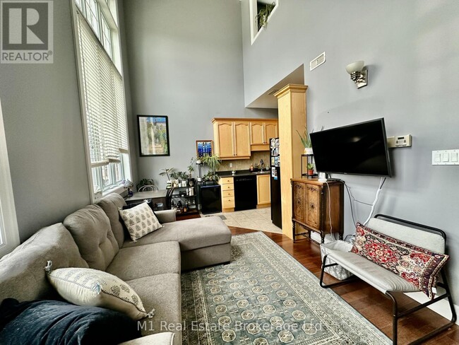 555-555 King St E