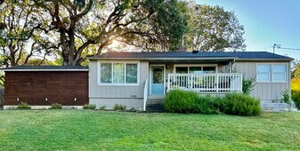 217 Eastwood Dr in Medford, OR - Building Photo