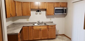 9198 N 70th St in Milwaukee, WI - Building Photo