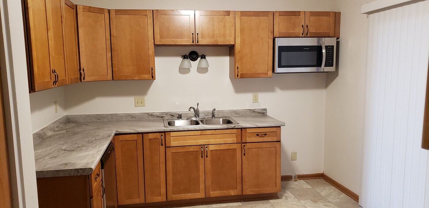 9198 N 70th St in Milwaukee, WI - Building Photo