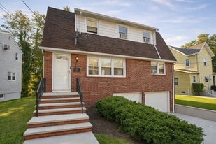 11 Pilgrim Ct, Unit 2FL in Bloomfield, NJ - Building Photo