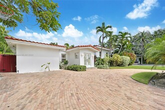 201 Greenwood Dr in Key Biscayne, FL - Foto de edificio - Building Photo