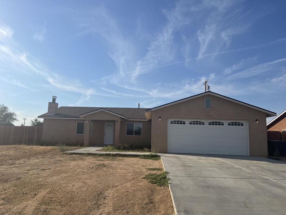 8600 Lime Ave in California City, CA - Building Photo