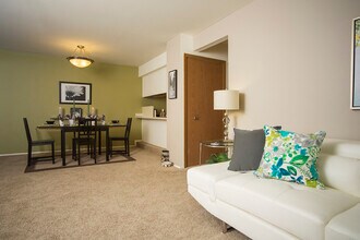 Woodland Villa Apartments in Westland, MI - Foto de edificio - Building Photo