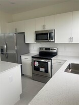 981 NE 211th St in North Miami Beach, FL - Building Photo - Building Photo