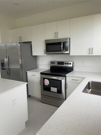 981 NE 211th St in North Miami Beach, FL - Building Photo - Building Photo