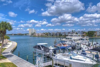 7400 Sun Island Dr S in South Pasadena, FL - Building Photo - Building Photo