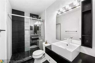 9922 NW 65th Ct in Tamarac, FL - Building Photo