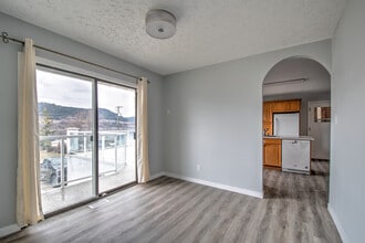 7421 Tronson Rd in Vernon, BC - Building Photo - Building Photo