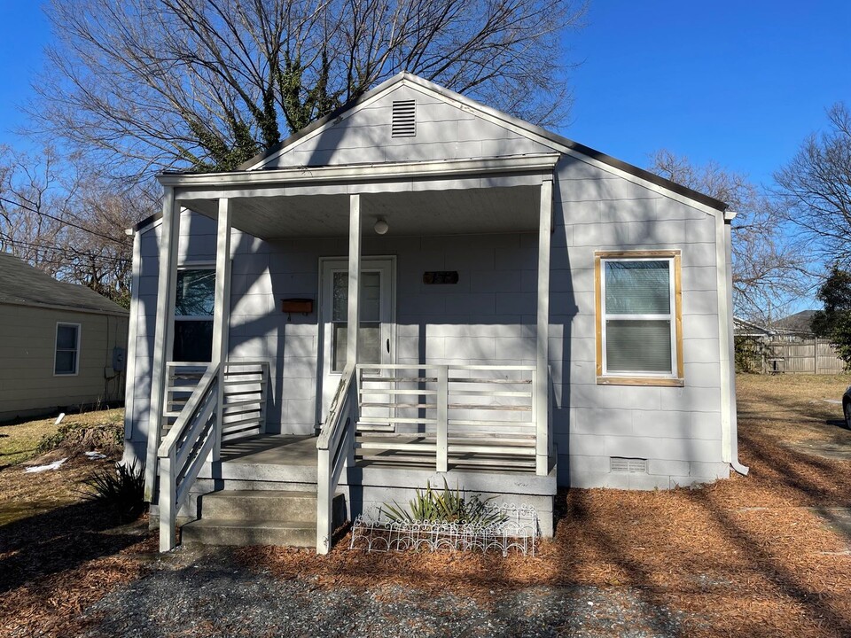 1513 Sloan St in Greensboro, NC - Foto de edificio