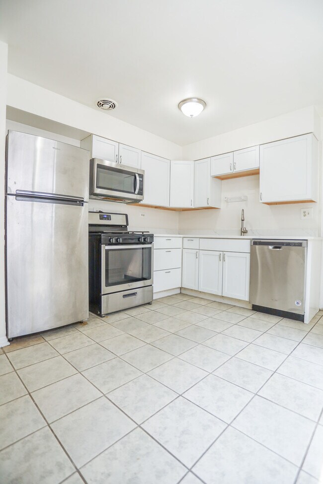 1654 W Pratt Blvd in Chicago, IL - Building Photo - Building Photo
